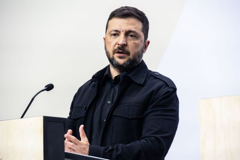 Ucraina, Zelensky “Budapest non è la sede migliore per l’incontro”. Poi sente Macron “Spingere per la fine della guerra”