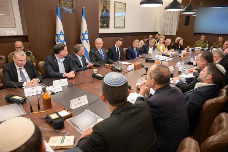 Israele approva l’accordo, a Gaza è in vigore il cessate il fuoco. Netanyahu: “Hamas ha accettato accordo perché aveva il coltello alla gola”