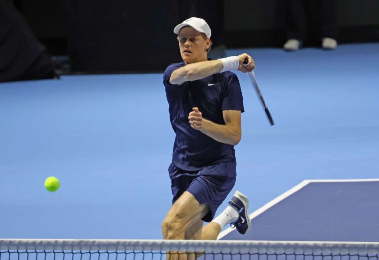 Sinner supera il primo turno all’Atp 500 di Vienna, ora derby con Cobolli