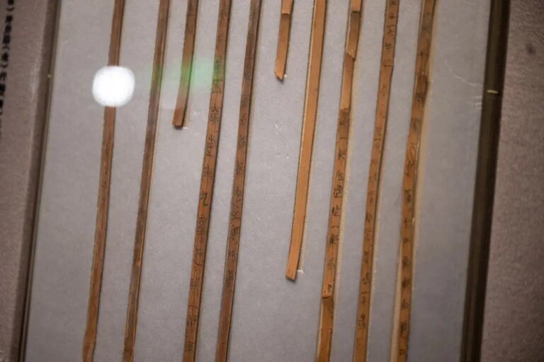 Cina: a Wuhan in mostra antiche tavolette di bambù e legno cinesi (1)