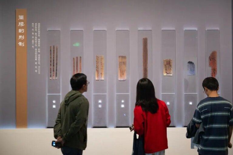 Cina: a Wuhan in mostra antiche tavolette di bambù e legno cinesi (2)