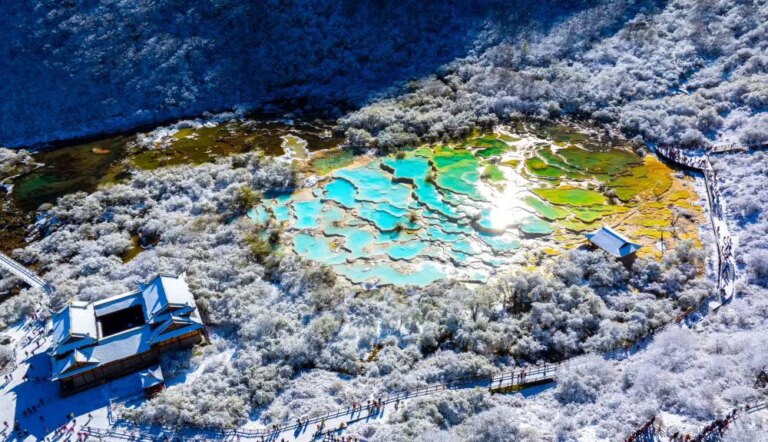 Cina: prima nevicata a Huanglong, atmosfera magica tra laghetti naturali (2)