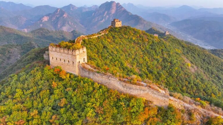 Cina: lo spettacolo autunnale nel tratto di Dongjiakou della Grande Muraglia (1)