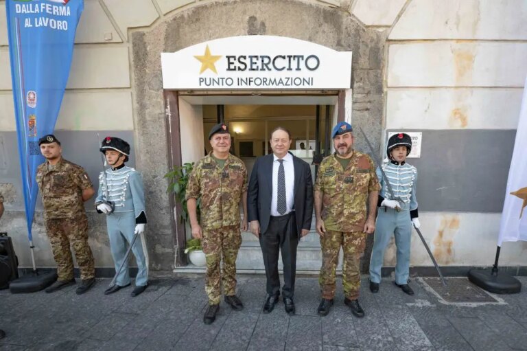 Il Comandante Territoriale Nazionale dell’Esercito Gianpaolo Mirra in visita a Napoli