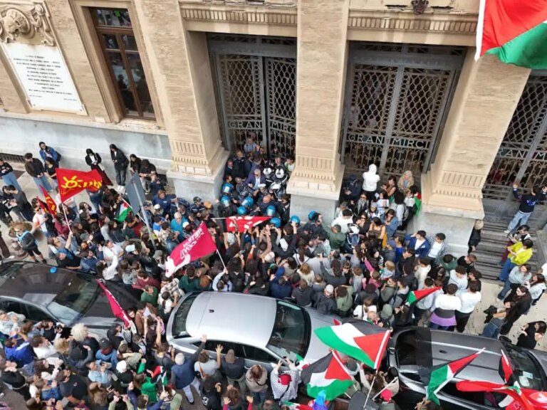 In 150 mila nelle città siciliane: bloccata la circonvallazione a Palermo, momenti di tensione a Messina