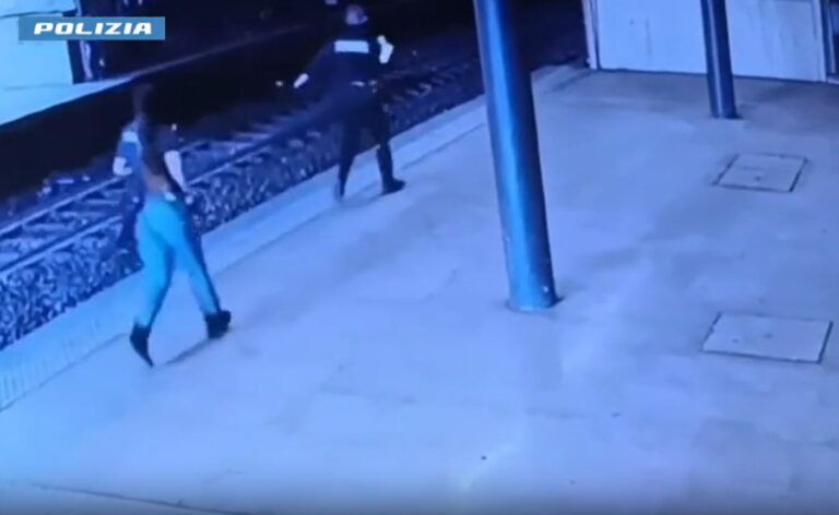 Tenta la fuga sui binari della metropolitana di Roma con 20 ovuli di eroina, arrestato / Video
