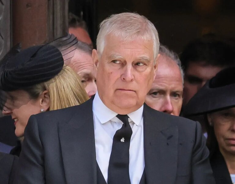 Re Carlo III avvia il processo per togliere i titoli reali al principe Andrea