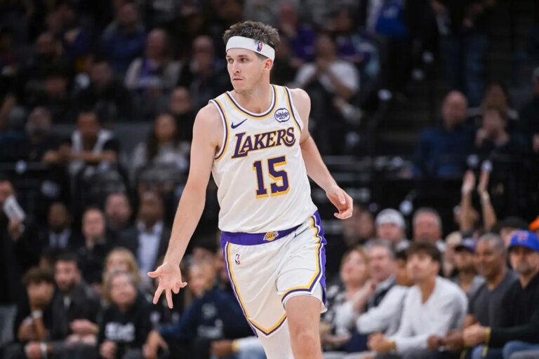 Reaves trascina i Lakers a Sacramento nella notte Nba, 14 punti per Fontecchio nel successo dei Miami Heat