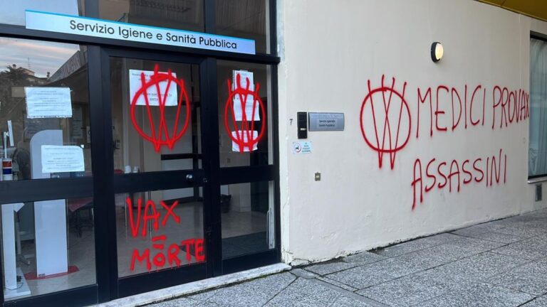 Scritte no vax e minacce ai medici sulle vetrate dello Spisal a Vicenza