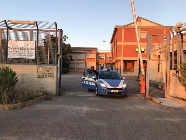 Tragedia a Porto Pino, migrante trovato morto a bordo di un barchino: arrestati gli scafisti