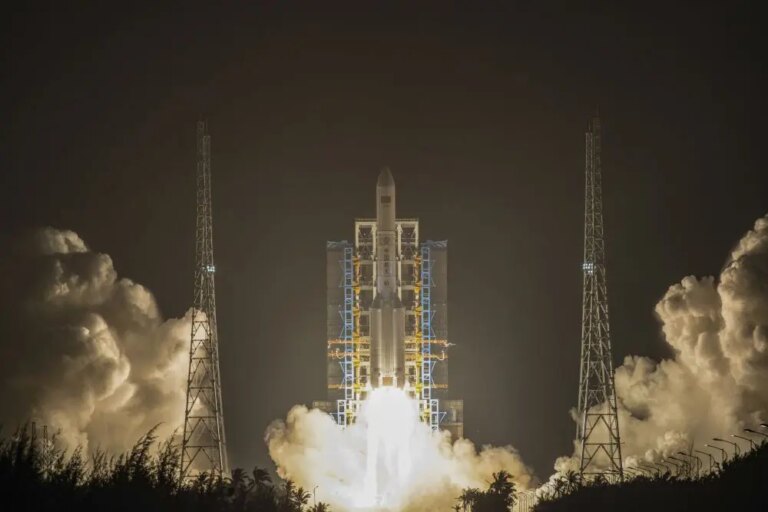 Cina: lanciato satellite di prova per comunicazioni con razzo Long March-5