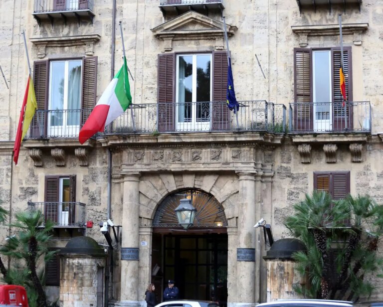 Indagini della procura di Palermo, la Regione Siciliana sospende tre dirigenti