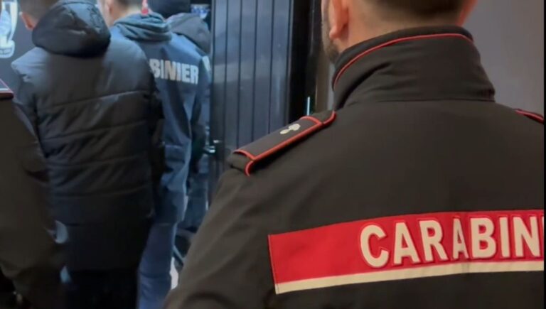 Roma, manomettevano sportelli bancomat per rubare denaro, arrestati tre rumeni