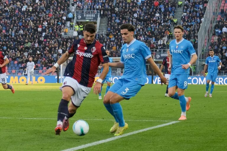 Il Bologna batte 2-0 il Napoli e spicca il volo