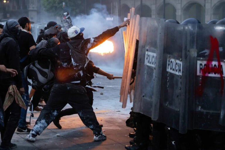 Scontri in Messico durante protesta “Generazione Z”, feriti e arresti