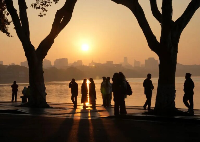 Cina: turisti ammirano i paesaggi invernali del Lago dell’Ovest a Hangzhou (1)