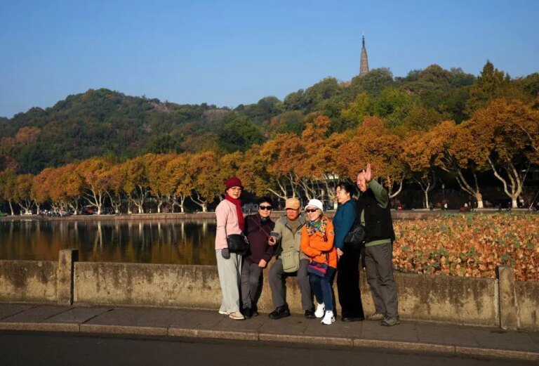 Cina: turisti ammirano i paesaggi invernali del Lago dell’Ovest a Hangzhou (3)