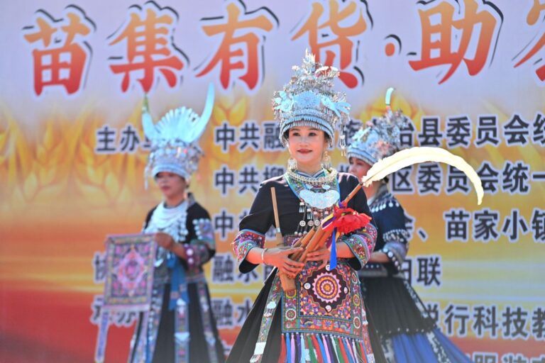 Cina: tradizioni Miao in mostra alla fiera agricola di Rongshui (1)