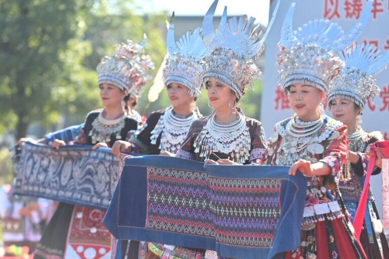 Cina: tradizioni Miao in mostra alla fiera agricola di Rongshui (2)
