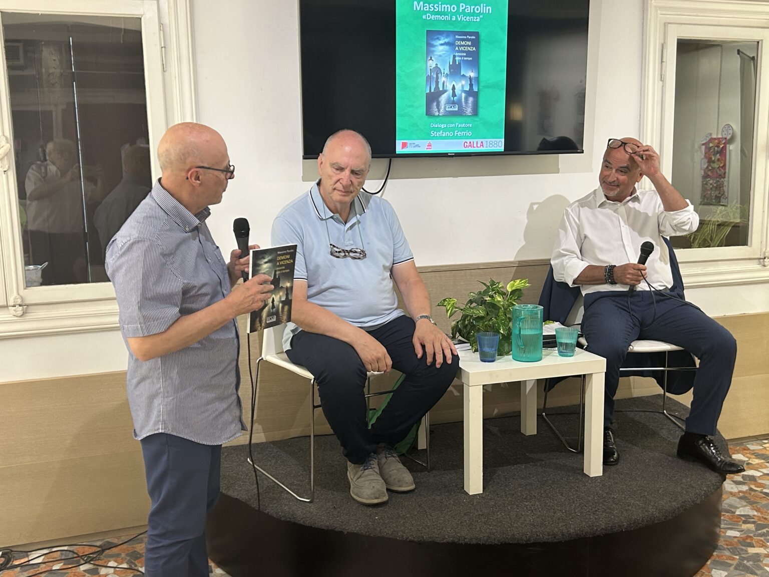 Alberto Galla introduce la presentazione di “Demoni a Vicenza. Amicizia oltre il tempo” con Stefano Ferrio che dialoga con Massimo Parolin