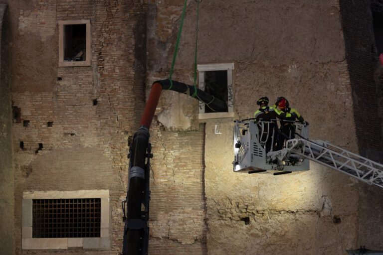 Roma, crolla una parte della Torre dei Conti: un operaio sotto le macerie. Il prefetto “Segnali che la persona è viva” / Video