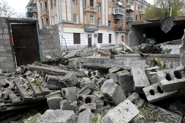 Ucraina, attacchi di droni e missili russi: un morto e dieci feriti a Dnipro