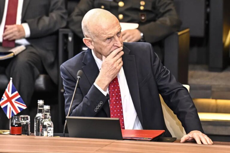 Nave russa Yantar al largo delle acque della Scozia, il ministro della Difesa britannico lancia l’allarme