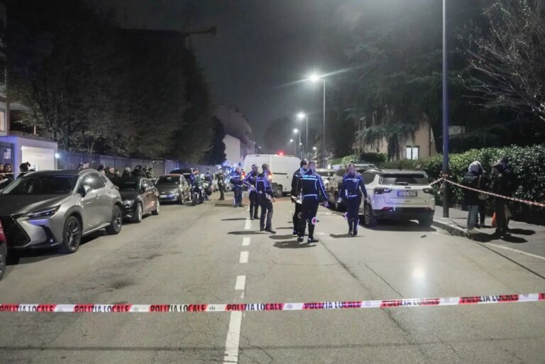 Dodicenne travolto da un furgone a Milano, è grave