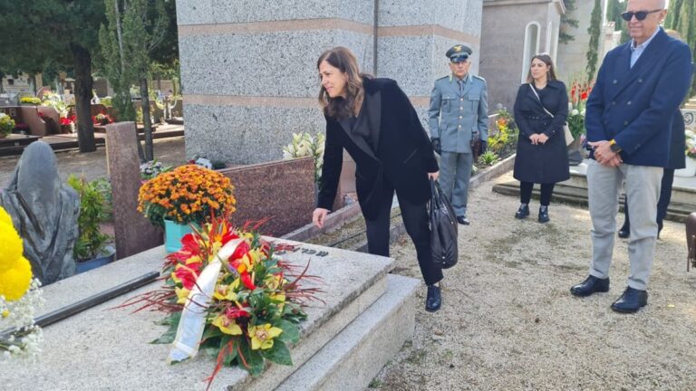 Todde depone una corona di fiori sulla tomba dell’ex presidente sardo Melis