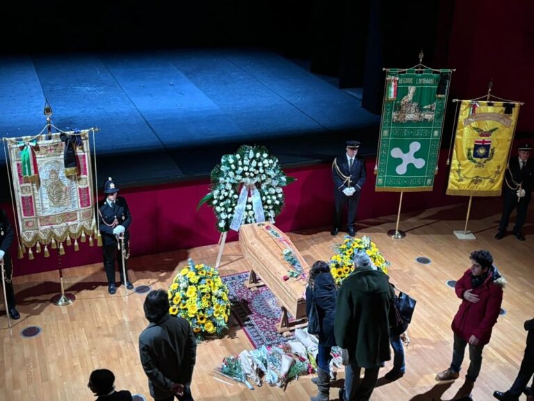 A Milano l’ultimo saluto a Ornella Vanoni, oltre in 5.000 alla camera ardente del Piccolo Teatro Grassi / Foto e Video