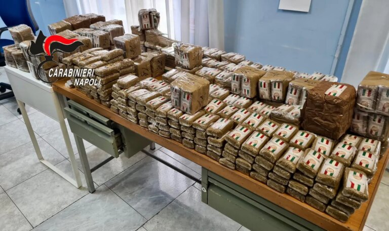 Oltre 110 chili di hashish trovata in un’auto nel Napoletano, proseguono le indagini