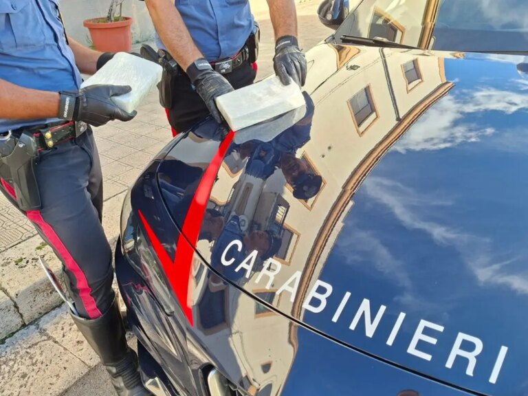 Si schianta contro un’auto dei Carabinieri nel Trapanese, arrestato con 2kg di cocaina