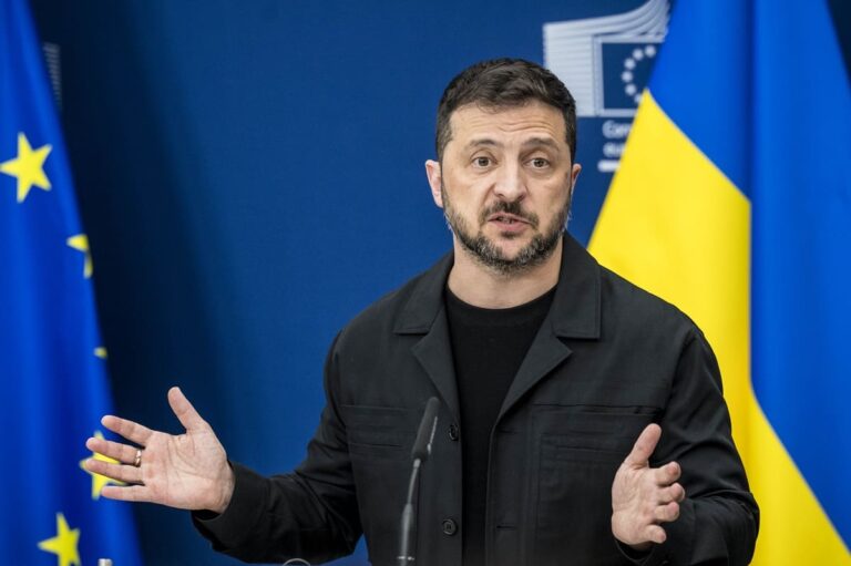 Ucraina, Zelensky riceve il piano degli Usa e sente Macron, Starmer e Merz: “Pronti a lavorare, ma la pace sia dignitosa”