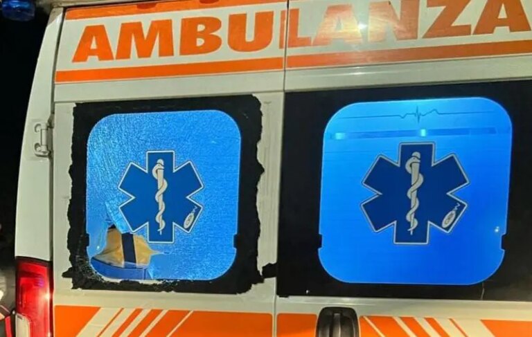 Un’auto con a bordo una famiglia di tre persone precipita in una scarpata nel Messinese: due persone in codice rosso