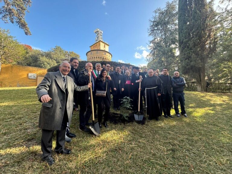 Fiasconaro porta la manna delle Madonie nei Giardini Vaticani, piantati due frassini