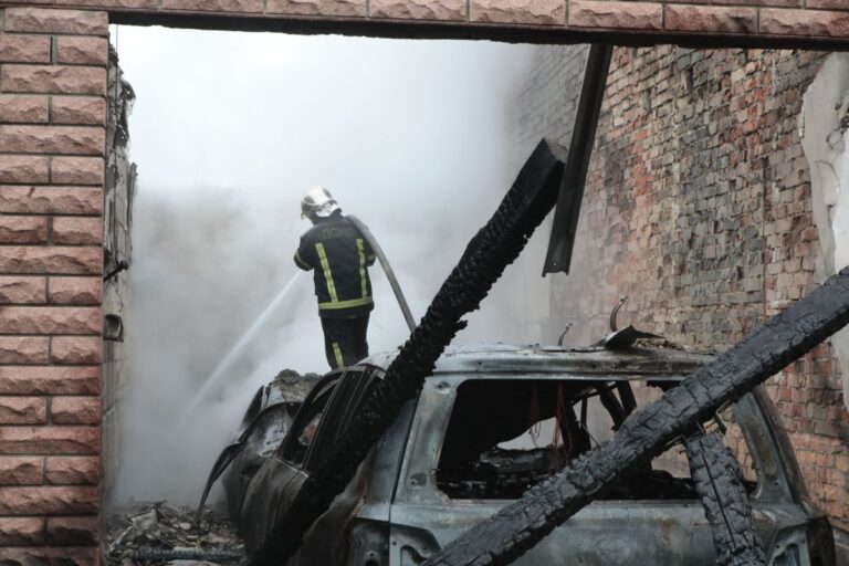 Ucraina, attacco russo nella notte con 122 droni. Zelensky: “Abbiamo bisogno di soluzioni concrete”
