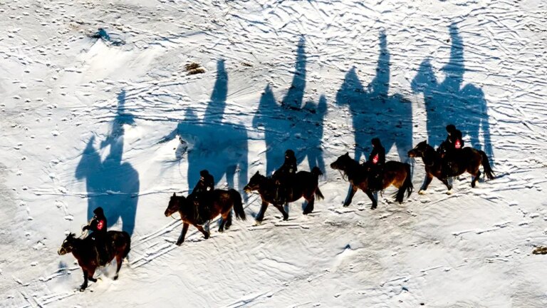 Cina: squadra di polizia a cavallo “Gyrfalcon” tutela praterie nel confine nord