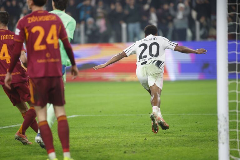 La Juventus vince ancora, battuta la Roma 2-1