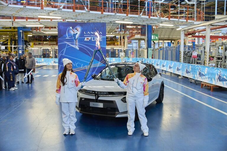 Lancia celebra il passaggio della Fiamma Olimpica nello stabilimento di Melfi