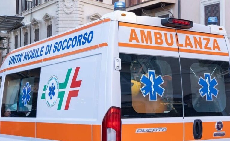 Femminicidio ad Ancona, cinquantenne picchiata a morte in casa: si cerca il marito