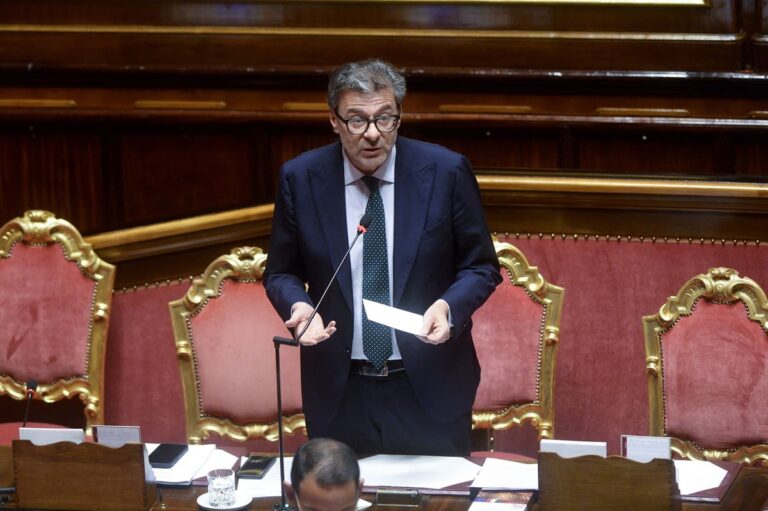 Dalla manovra saltano 5 misure, anche la norma sui lavoratori sottopagati. Il Governo pone la fiducia al maxiemendamento al Senato