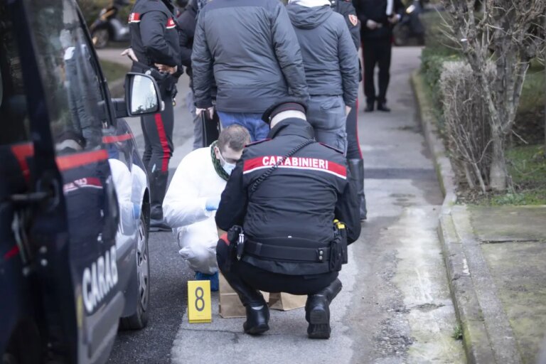 Giovane donna trovata morta nel cortile di uno stabile a Milano, si indaga per omicidio