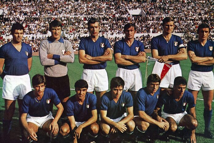 Puia (in piedi, terzo da sinistra) in nazionale nel 1969 Foto Wikiwand)