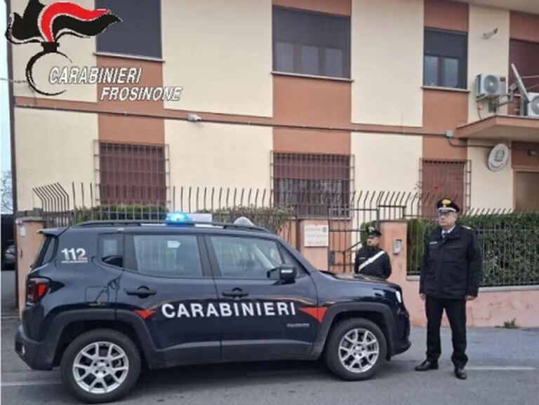 Era ricercato per aver abusato sessualmente di moglie e figlie, arrestato a Fiumicino