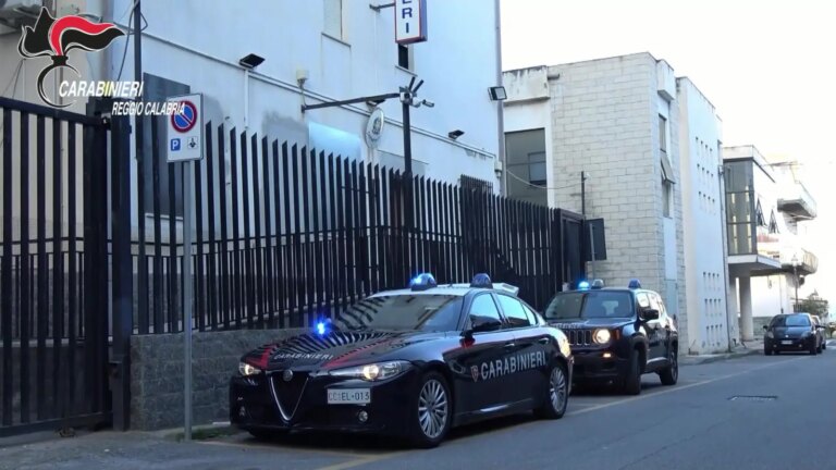 Mostra la pistola e gli parte un colpo, un giovane in terapia intensiva nel reggino: arrestato l’amico