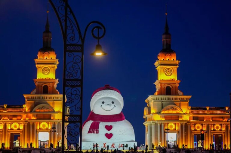 Cina: Harbin attira turisti con il suo iconico gigante di neve (1)