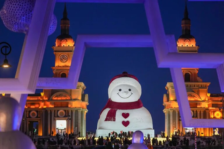 Cina: Harbin attira turisti con il suo iconico gigante di neve (3)