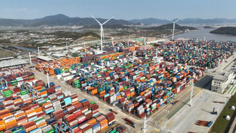 Cina, 1,4 mld tonnellate di merci gestite dal porto Ningbo-Zhoushan nel 2025
