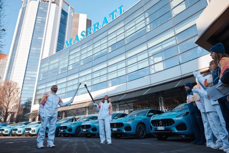 La nuova Maserati Grecale Cristallo saluta il passaggio della Fiamma Olimpica