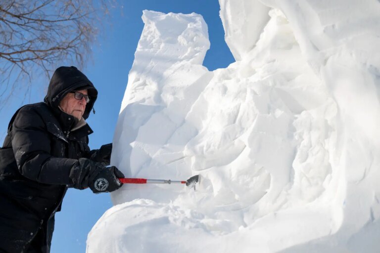 Cina: Harbin ospita gara di sculture di neve con artisti da 13 Paesi (1)